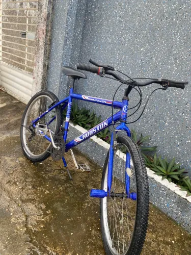 Bicicleta aro 26 azul com marcha 