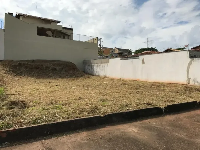 Lote/Terreno para venda possui 360 metros quadrados em Jardim Estoril III - Bauru - São Pa