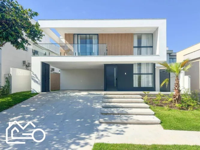 Casa luxuosa, nova, 4 suítes, uma delas no térreo, piscina privativa, acabamento sofistica