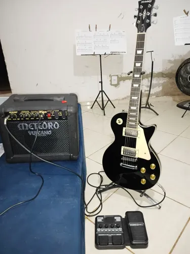 Guitarra, pedaleira e amplificador