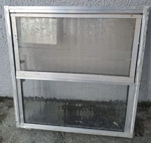 Vendo ou troco JANELA BASCULHANTE L HOME 40 X 40