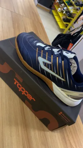 TENIS FUTSAL TOPPER TITANIUM IX MARINHO, BRANCO E DOURADO