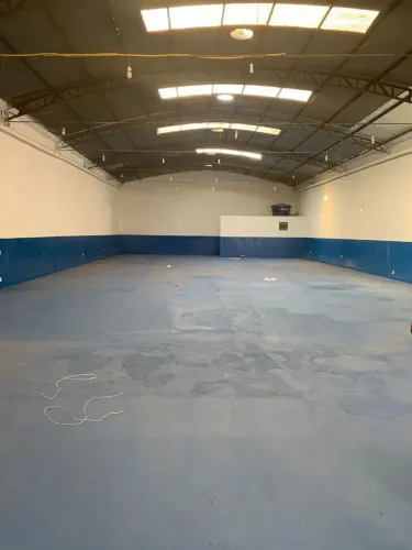 EXCELENTE BARRACÃO COM PÉ DIREITO ALTO NA JULIO CAMPOS VÁRZEA GRANDE-MT.