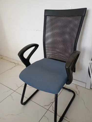 Duas cadeiras fixas de escritório 