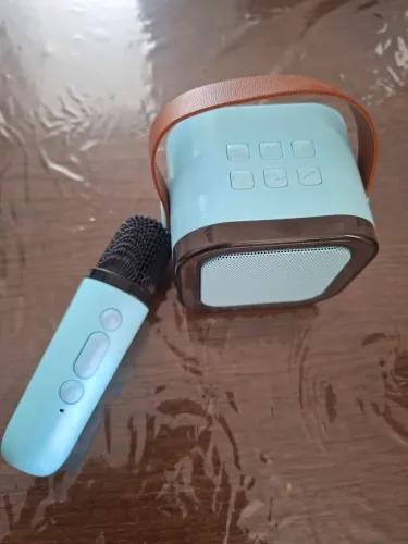 Microfone e caixa karaoke