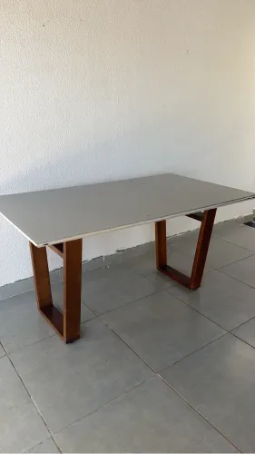 Mesa de jantar sem as cadeiras 