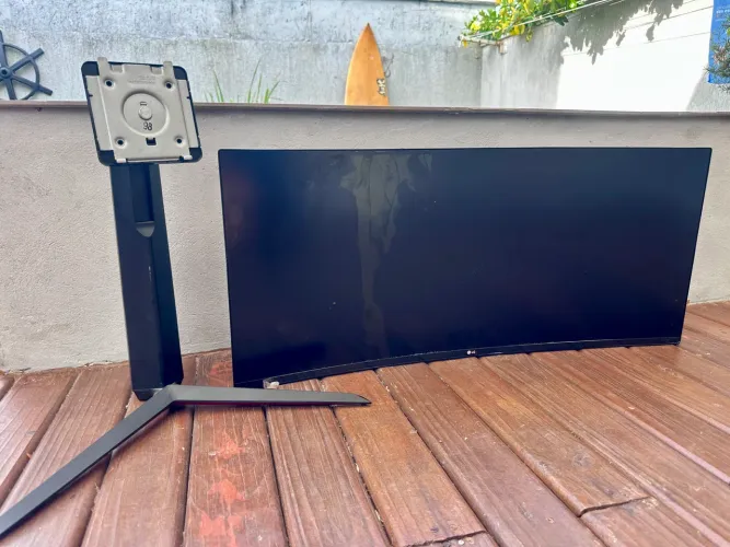 Monitor Gamer LG UltraGear - tela danificada