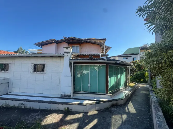 Casa em condomínio fechado com 3/4 e duas suítes .