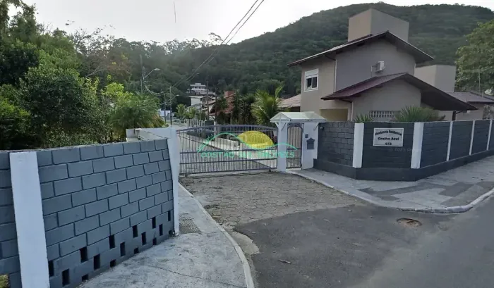 Terreno com Escritura Pública, financiável, em Condomínio Fechado no Sambaqui - Florianópo