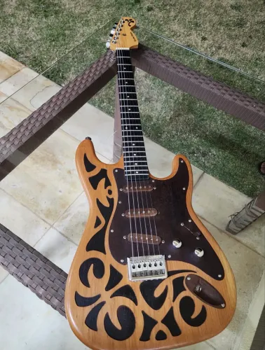Guitarra stratocaster. Troco em bike ou monitor 2k
