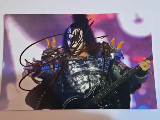 Foto autografada de Gene Simmons (Kiss). artigo importado. colecionável. item histórico