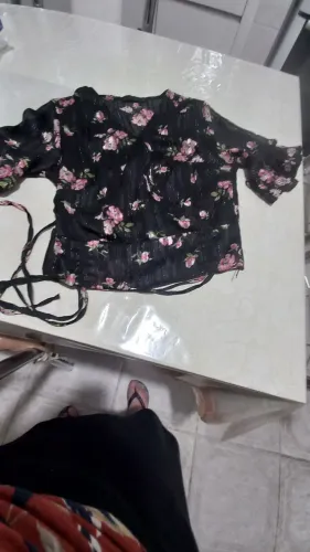 Uma blusa ferida preta com zipe de lado e uma cordão de amara tamanho p usado