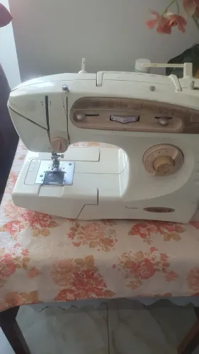 máquina de costura caseira