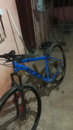 Vende-se uma bicicleta semi nova faltando só os freios