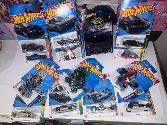 Lote de carrinhos hotweels novos ler todo anúncio