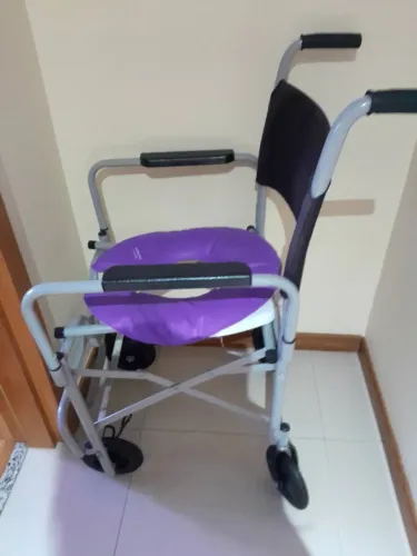 CADEIRA HIGIÊNICA PARA BANHO E MAIS ALMOFADA DE GEL..