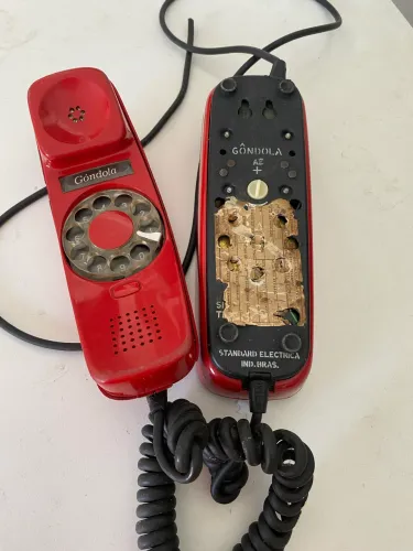 Telefone vermelho antigo 