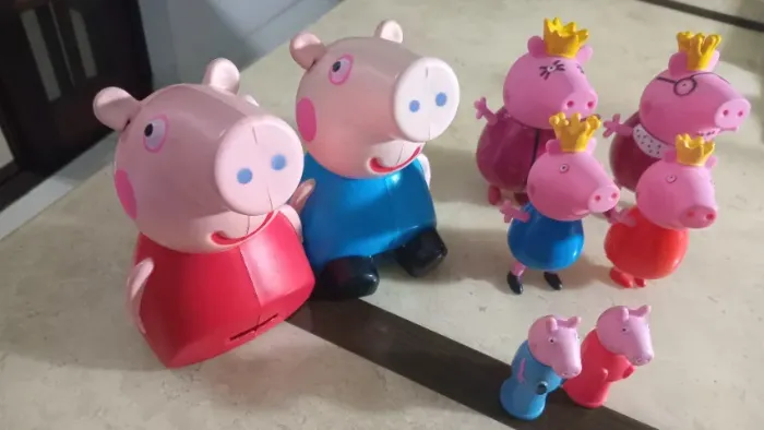 Desapego no estado itens da Peppa Pig (2 dedoches grendene, 2 cofrinhos, e 4 bonequinhos)