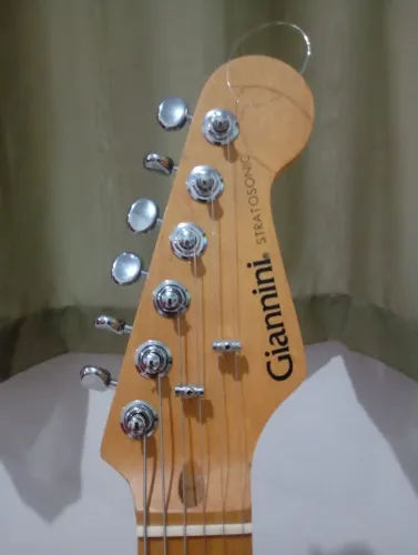 Vendo ou troco guitarra relíquia anos 90