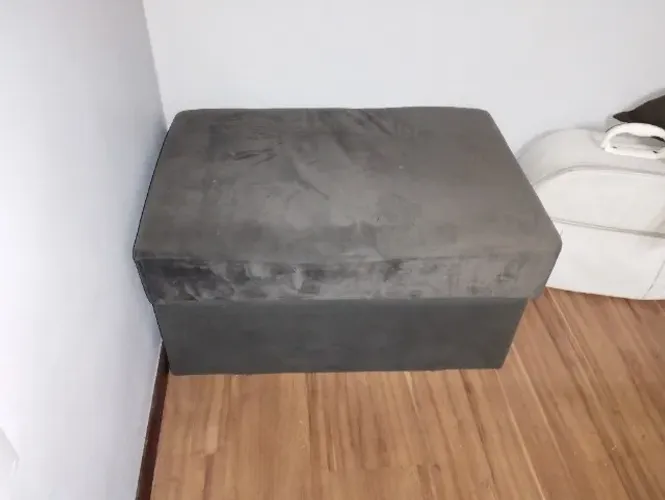 Sofá com pés e puff