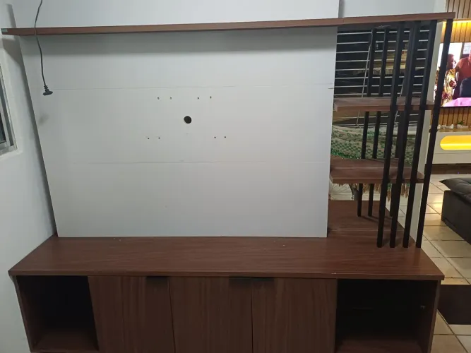 Vende- se um rack com LED e espelho por 300 reais semi nova, tem que vim busca