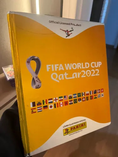 album da copa de 2022 dourado com 3 legends coladas