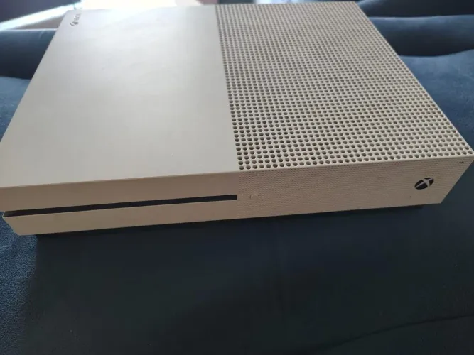 XBOX ONE S 1TB (USADO) + 2 controles e 6 jogos + carregador de pilhas recarregáveis 