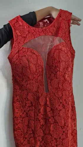 Vestido de Festa Longo Vermelho em Guipir com Detalhe em Tule - Veste 44/46