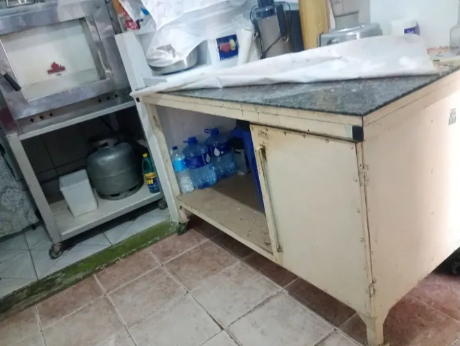 Mesa de chapa de aço com pedra granito