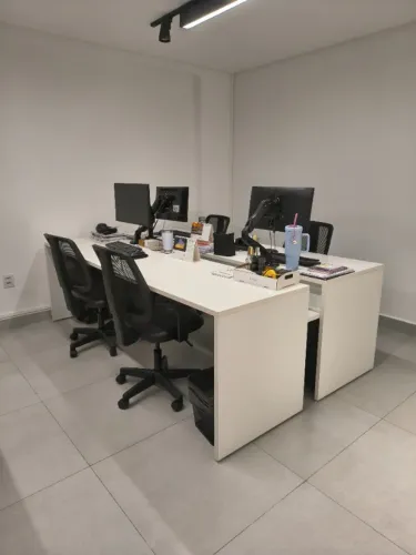 Mesa de escritório para 4 pessoas em MDF - 240x145 com calha
