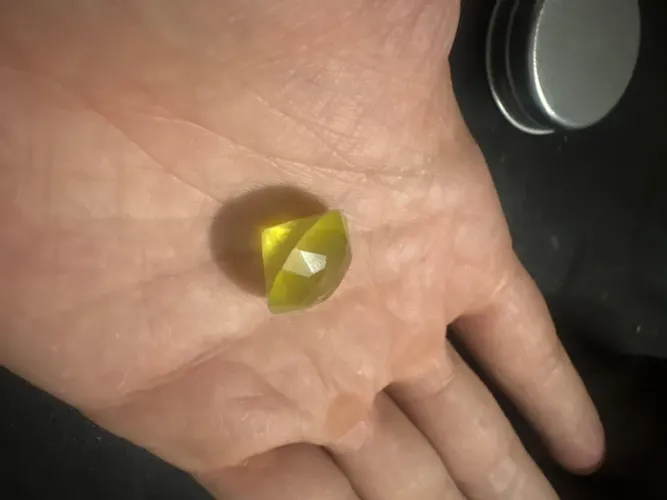 Pedra Green Gold lapidada formato Brilhante 