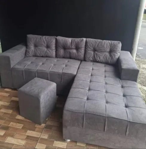 Sofá de canto com chaise e um puff de brinde
