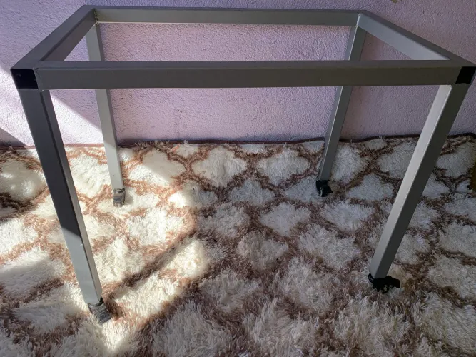 MESA DE METALON GALVANIZADO COM RODINHAS