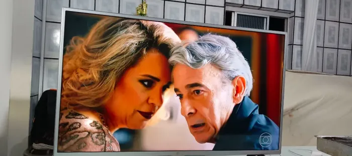 TV LG 39" LED Full HD (Modelo 39LB5600) - Linda, Conservada e Nunca Aberta!