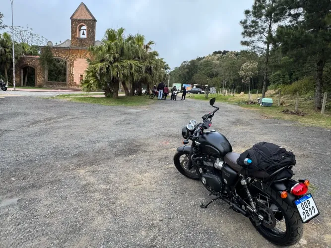 BONNEVILLE T120 BLACK
