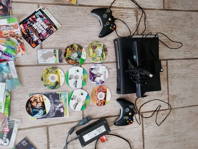 Xbox 360 120gb de armazenamento, Kinect, 2 controles originais, mais de 30 jogos