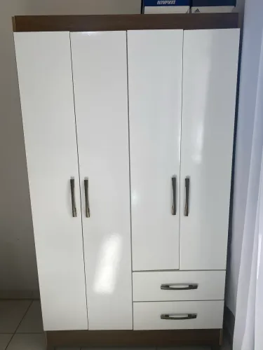 Guarda-Roupa 4 Portas e 2 Gavetas - Muito Conservado!
