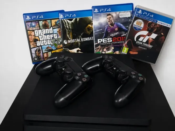 PS4 Slim 1Tb com 2 controles e 4 jogos em mídia