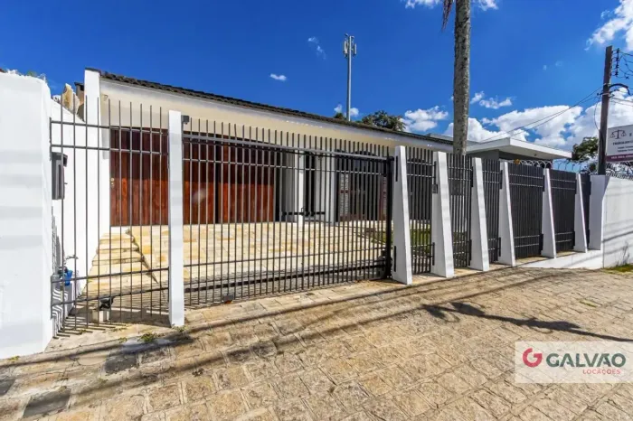 Excelente casa térrea no São Lourenço, com piscina.