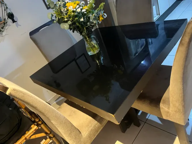 Mesa com 4 cadeiras 