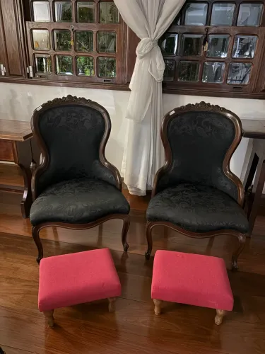 Poltrona preta com madeira 2 unidades preço por unidade