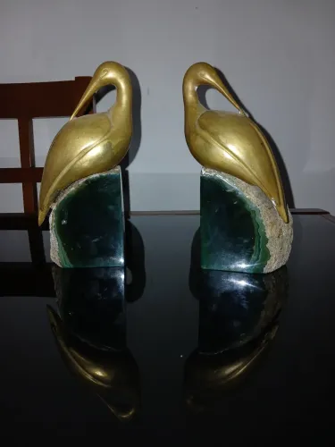 Par de garças de bronze decorativo suporte de livros em cima de pedras de quartzo verde b