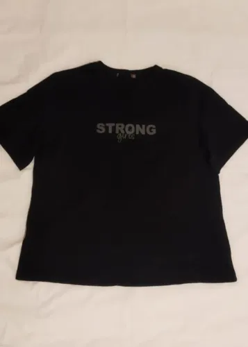 Camiseta preta.