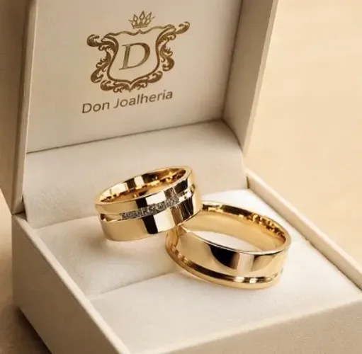 Par de Alianças em Ouro 18k com Friso e Diamantes