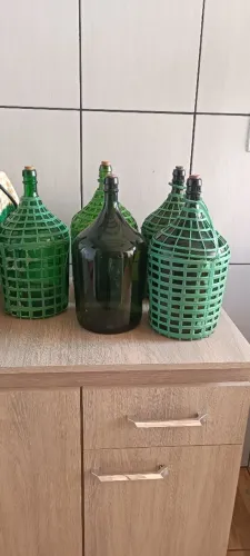 Vendo garrafão de vinho 5 litros vazio 