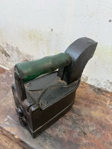 Ferro de passar antigo gigante n 08