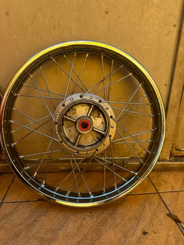 Par de Rodas para Moto (Liga Leve Dourada + Raio Cromada) - Ótimo Estado