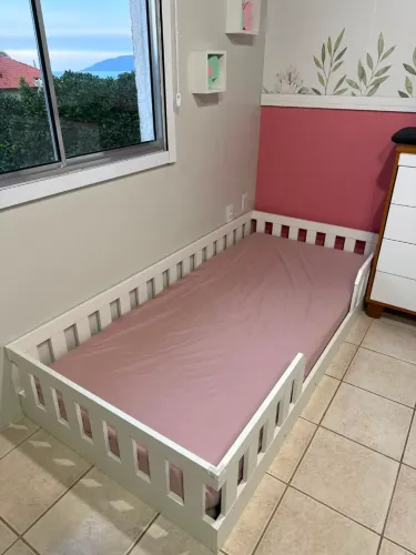 Cama montessoriana pouco usada