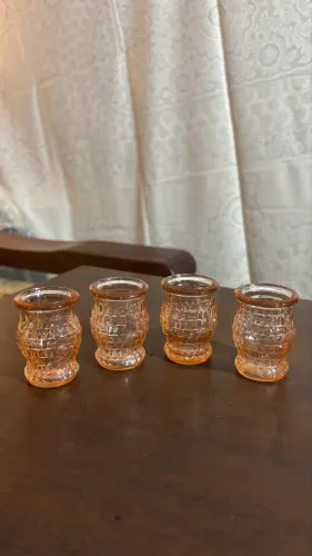 Conjunto copos para licor em vidro prensado de cor rosa
