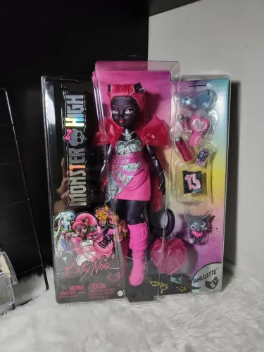 Boneca Monster High Catty Noir Core Refresh Lacrada